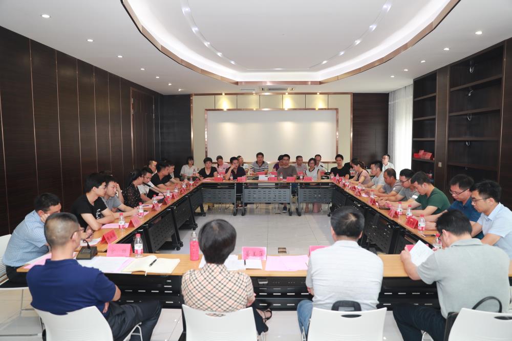 由（縣委常委、政法委書記）官雄主持、黃美萍（縣委書記）蘇建旗（縣長(zhǎng)）參加“村企結(jié)對(duì)、真情幫扶”簽約授牌儀式、