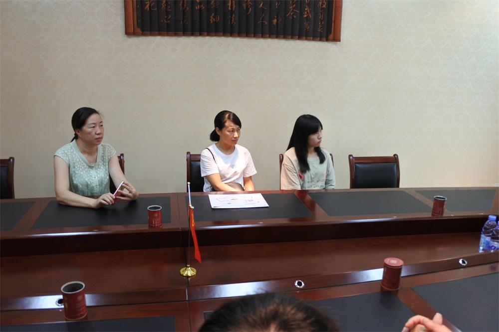 知識(shí)改變?nèi)说拿\(yùn)，公司職工子女考上大學(xué) 單位頒發(fā)助學(xué)金