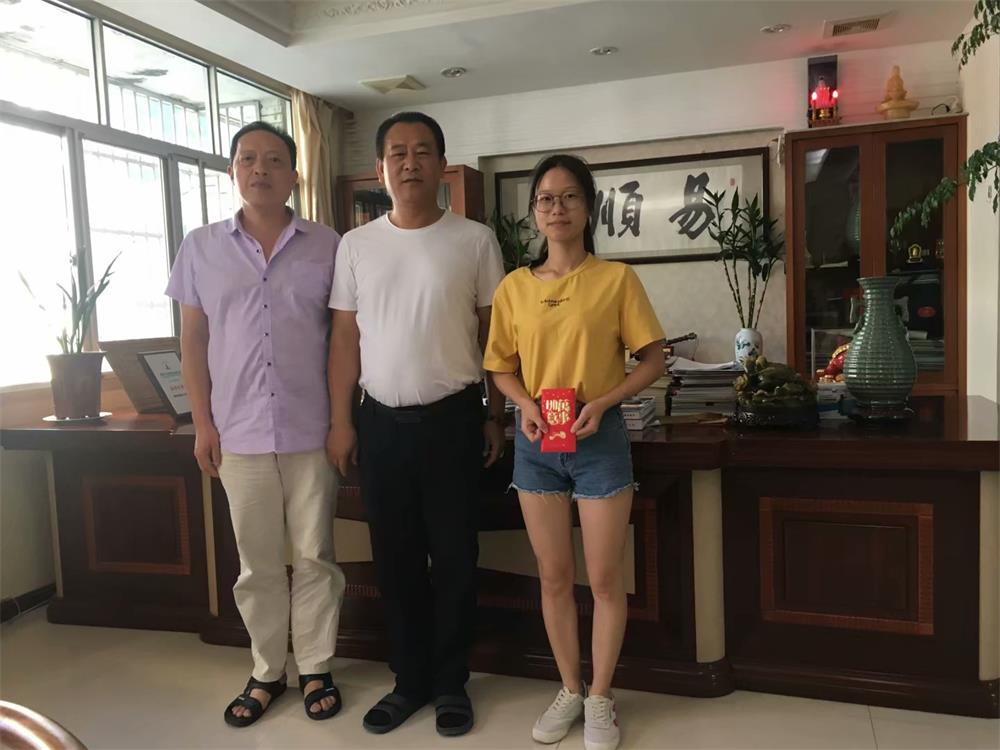 知識(shí)改變?nèi)说拿\(yùn)，公司職工子女考上大學(xué) 單位頒發(fā)助學(xué)金