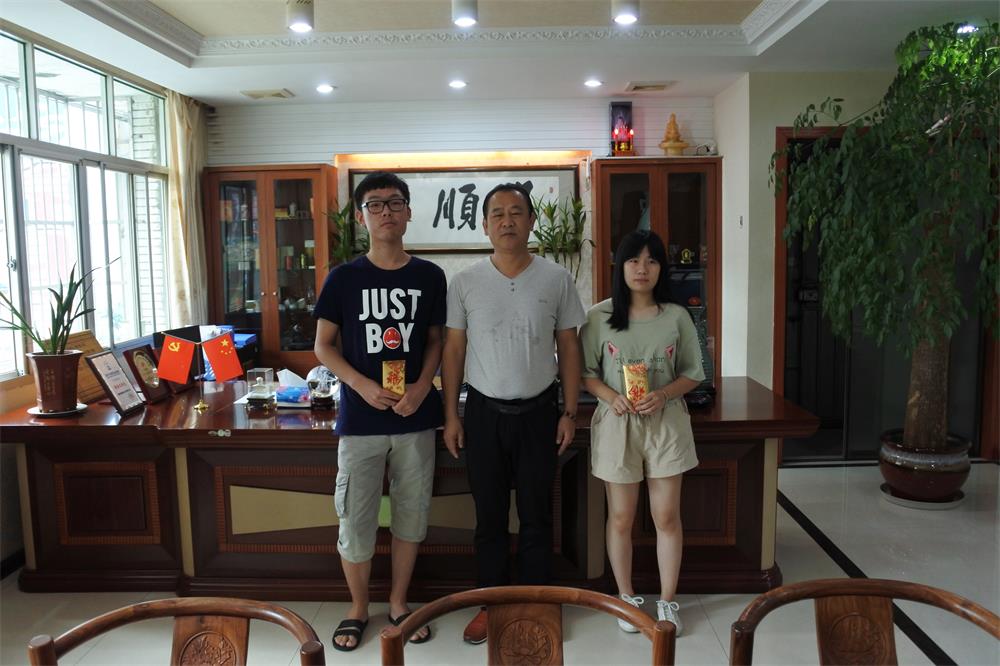 知識(shí)改變?nèi)说拿\(yùn)，公司職工子女考上大學(xué) 單位頒發(fā)助學(xué)金