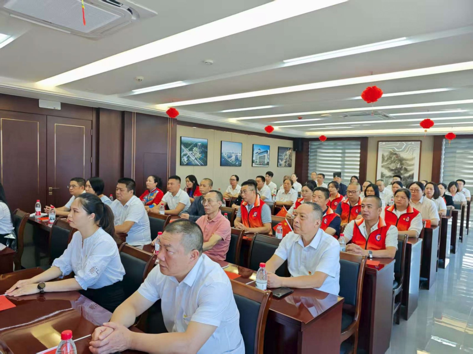 易順建工集團(tuán)有限公司聯(lián)合松溪縣委統(tǒng)戰(zhàn)部機(jī)關(guān)集中集中觀看紀(jì)念中國人民抗日戰(zhàn)爭暨世界反法西斯戰(zhàn)爭勝利80周年大會(huì)